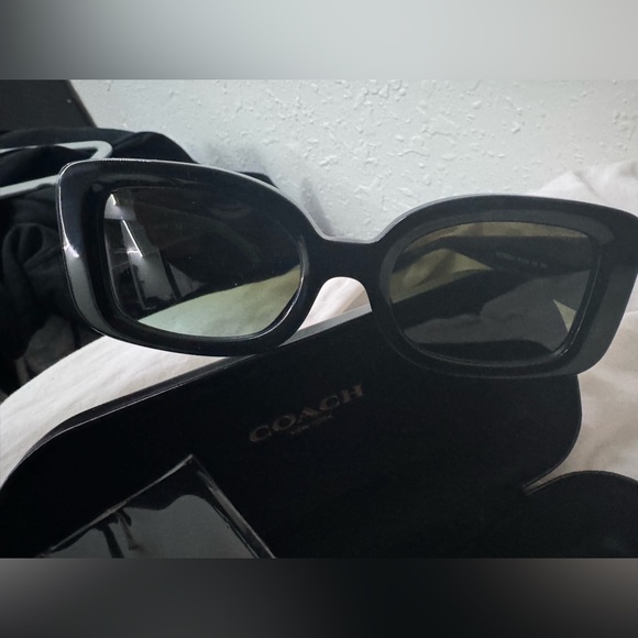 Coach sunglassessses NWT! Case , papers and cleaning clothes included - Picture 10 of 13